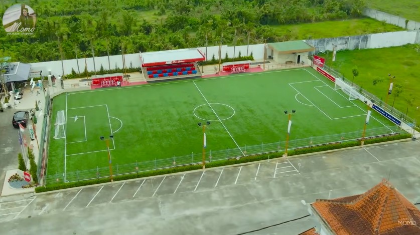 Dibuat dengan standar FIFA, ini 11 potret lapangan bola anak di rumah Momo eks Geisha ditaksir Rp 5 M