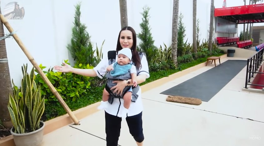 Dibuat dengan standar FIFA, ini 11 potret lapangan bola anak di rumah Momo eks Geisha ditaksir Rp 5 M