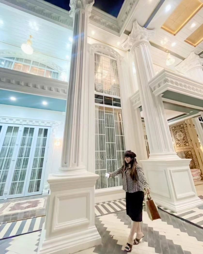 Dulunya tinggal di kontrakan, 11 potret rumah bos skincare Mami Sultan satu pilar seharga Rp 100 Juta