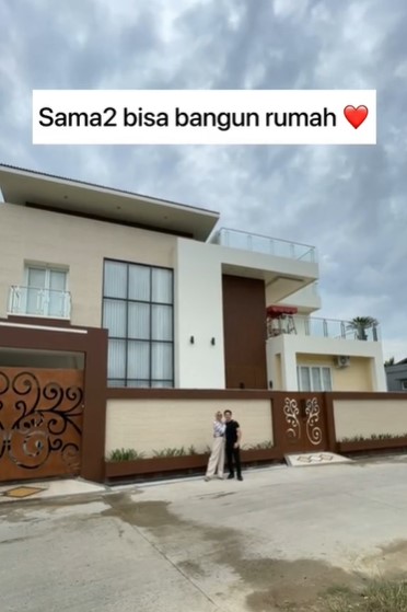 Dulu kerja di pasar kini bos skincare, 9 potret rumah Fatma Sarizar rooftopnya bak lapangan futsal