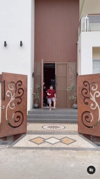Dulu kerja di pasar kini bos skincare, 9 potret rumah Fatma Sarizar rooftopnya bak lapangan futsal