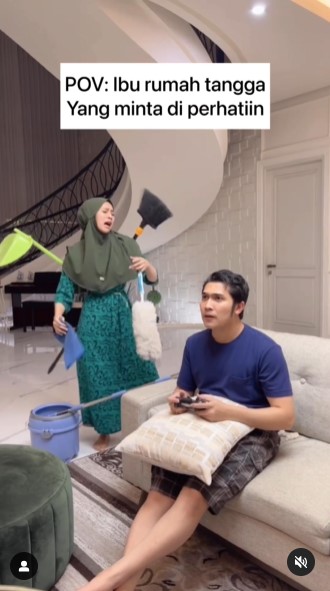 Dulu kerja di pasar kini bos skincare, 9 potret rumah Fatma Sarizar rooftopnya bak lapangan futsal