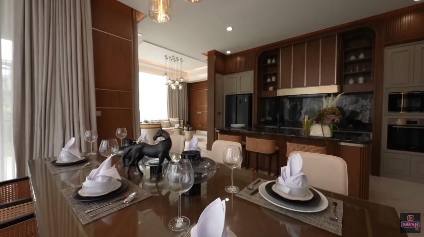 Nyambung dengan ruang tamu, ini 9 potret dapur bersih Luna Maya di rumah baru estetik untuk endorse