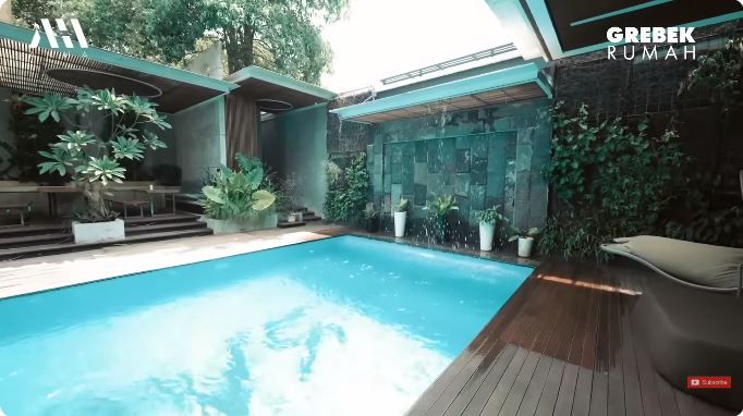 Didesain ala vila Bali, 9 potret kolam renang Rachel Vennya ini mewah ada air terjun buatan