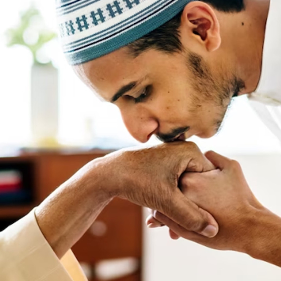 Mengenal makna sungkeman saat Hari Raya, bikin nuansa Lebaran lebih khidmat