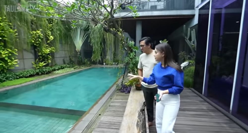 9 Potret kolam renang di rumah penyanyi cantik, milik Rossa asri banget bak vila di Bali