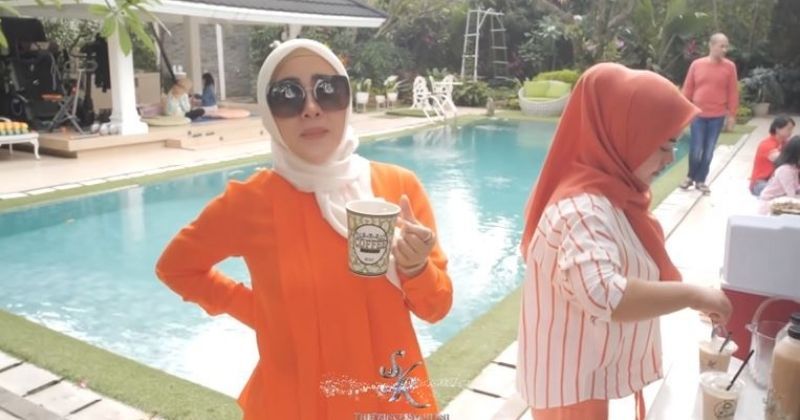 9 Potret kolam renang di rumah penyanyi cantik, milik Rossa asri banget bak vila di Bali