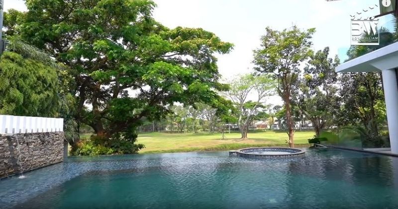 9 Potret kolam renang di rumah penyanyi cantik, milik Rossa asri banget bak vila di Bali