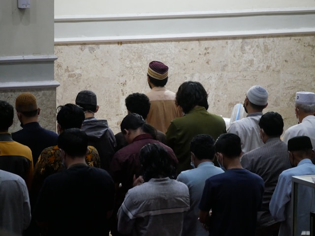 Tata cara sholat Idul Fitri, lengkap dengan niat dan bacaan antara takbir