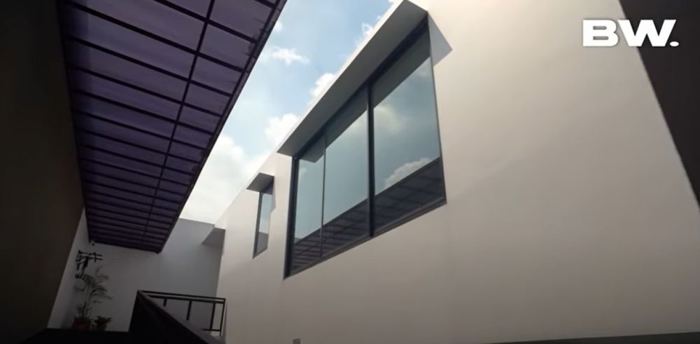 Rumahnya buka pintu langsung lantai 2, ini 9 potret kamar tidur Sammy Simorangkir bak suite room hotel