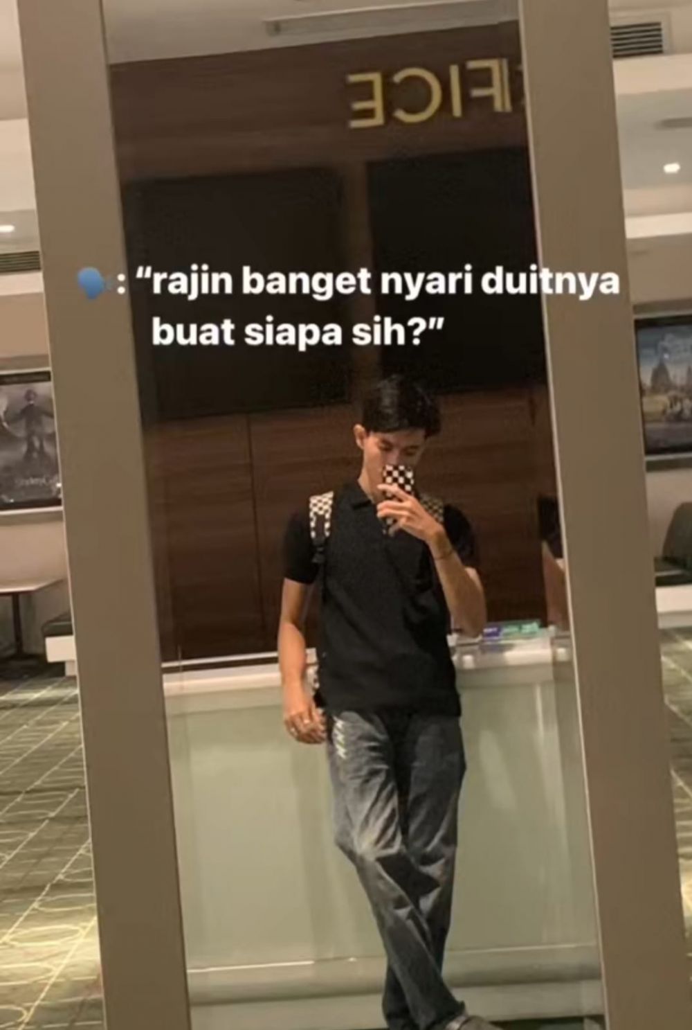 Momen pria kirimkan uang ke orang tua karena tak bisa mudik di tahun ini, reaksi sang ibu tuai haru