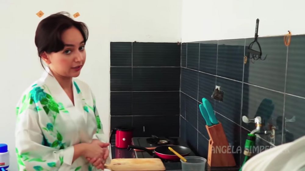 Rumahnya sederhana usai dinikahi pengusaha, 9 potret dapur Angelica Simperler tanpa perabotan mewah