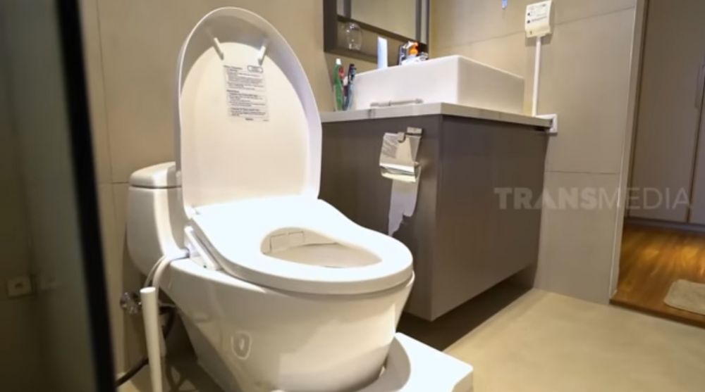 Bangun 2 rumah di usia 27, 11 potret toilet otomatis bos skincare Valencia Nathania bisa atur suhu