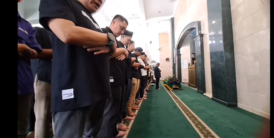 12 Momen haru pemakaman Babe Cabita di TPU Cirendeu, dikelilingi banyak sahabat komika Tanah Air