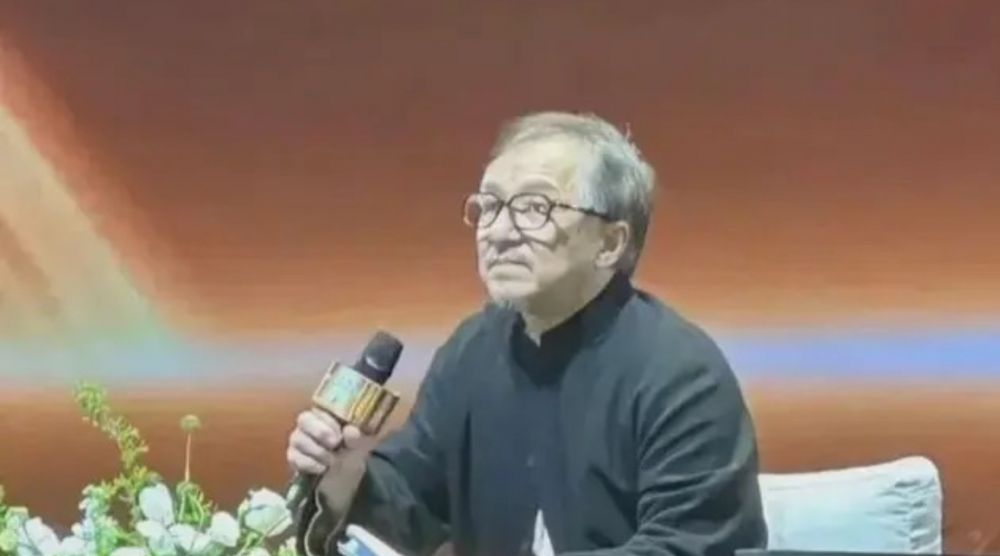 Sempat bikin fans khawatir, penjelasan Jackie Chan soal foto viralnya terlihat tua bikin lega