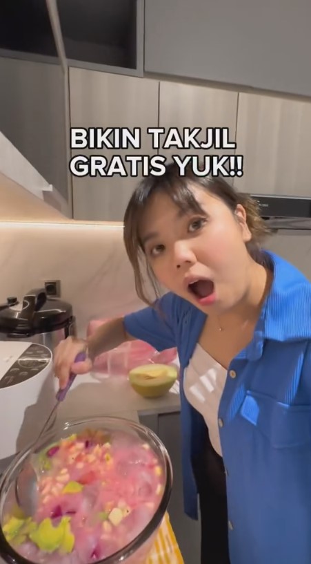 Jadi bos skincare di usia 27 bisa bangun dua rumah, 9 potret dapur Valen Nathania berlapis marmer