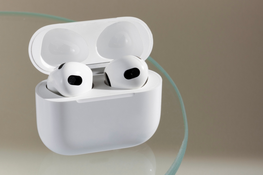 Cara mengetahui status pengisian daya casing AirPods, perhatikan warna lampu led