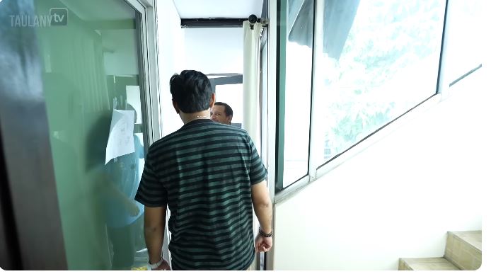 Rumahnya banyak kamuflase, 9 potret rooftop Eno 'Netral' yang tersembunyi ada WC terbuka