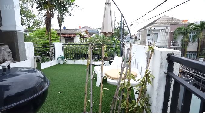 Rumahnya banyak kamuflase, 9 potret rooftop Eno 'Netral' yang tersembunyi ada WC terbuka