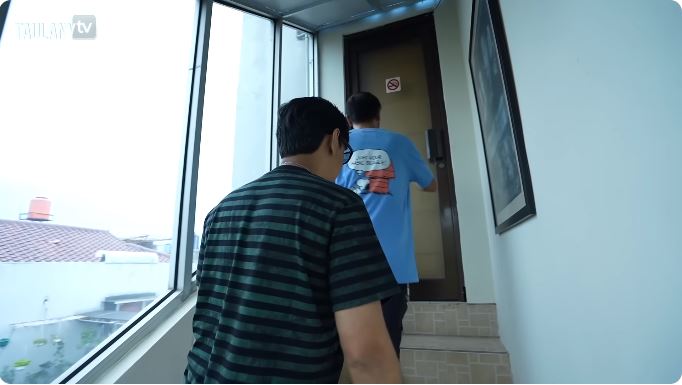 Rumahnya banyak kamuflase, 9 potret rooftop Eno 'Netral' yang tersembunyi ada WC terbuka