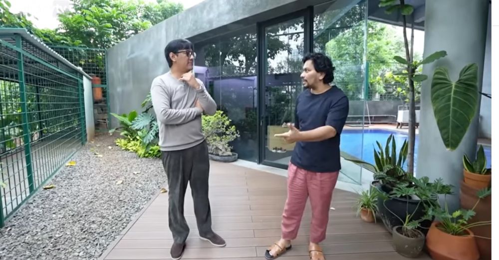 Tempati hunian ditaksir Rp 100 M, 11 potret taman rumah dr Tompi menyatu dengan sungai bak di pedesaan