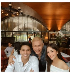 Dapat restu dari paman, 9 momen bahagia Jonathan Frizzy rayakan ultah ke-42 bareng Ririn Dwi Ariyanti