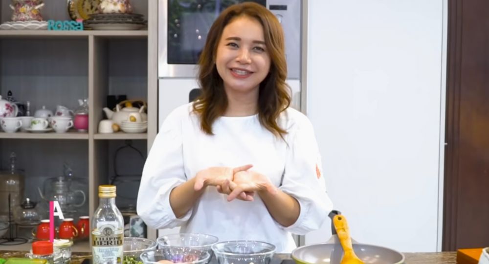 Tampil glamor di panggung, intip gaya minimalis 9 penyanyi saat masak, BCL polosan pakai kaus oblong