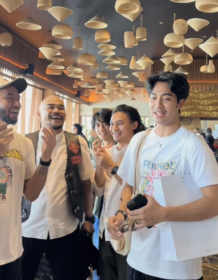 9 Potret Ummi Pipik rayakan ulang tahun Abidzar ke-23, momen tiup lilinnya jadi sorotan