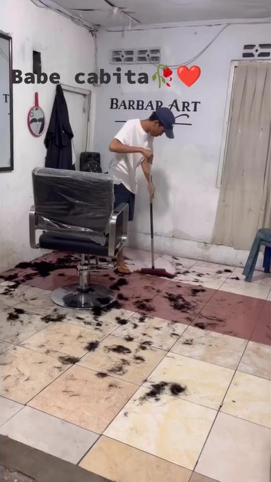Aksi tukang cukur lukis potret mendiang Babe Cabita pakai bekas potongan rambut, hasilnya bikin kagum