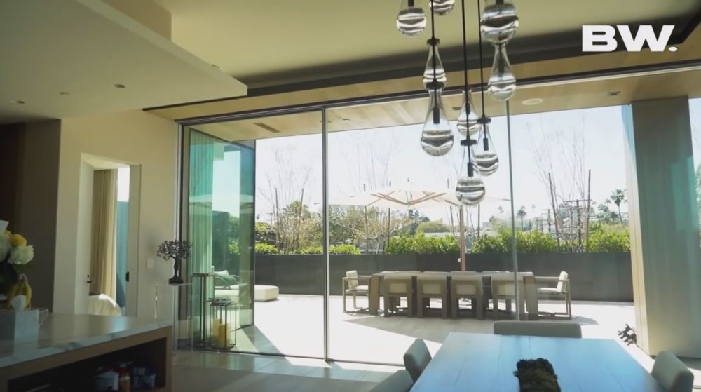 View langsung papan ikonik Hollywood, 9 potret kemegahan apartemen bos MD Entertainment Manoj Punjabi