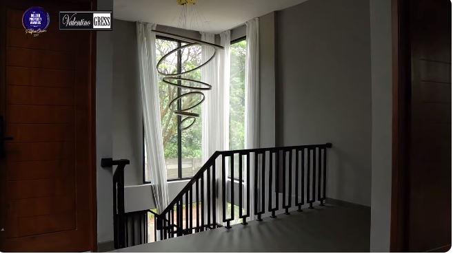 Tanpa walk in closet tapi teknologi canggih buka pintu fingerprint, ini 9 potret kamar Glenca Chysara