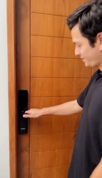 Tanpa walk in closet tapi teknologi canggih buka pintu fingerprint, ini 9 potret kamar Glenca Chysara