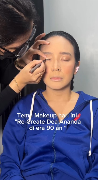 Disangka video lama, 9 potret Dea Ananda recreate lagu 'Baju Baru' ala 90-an ini bikin takjub