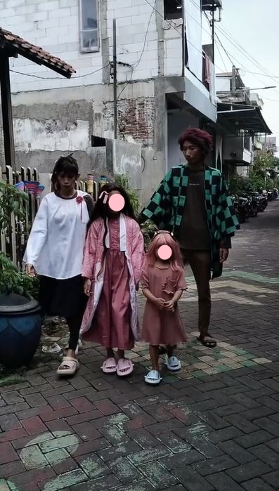 Cosplay jadi anime pas halal bihalal Lebaran, gaya nyentrik satu keluarga ini bikin terhibur