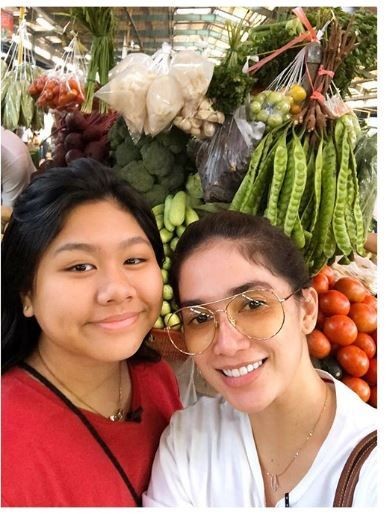 Gaya 10 seleb ke pasar tradisional, penampilan Indah Permatasari bareng ibu-ibu pasar bikin salfok