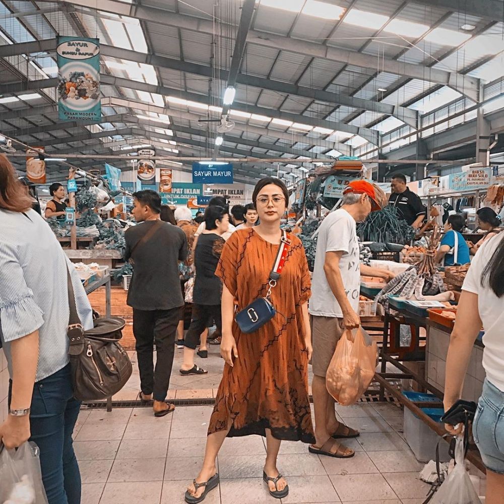 Gaya 10 seleb ke pasar tradisional, penampilan Indah Permatasari bareng ibu-ibu pasar bikin salfok