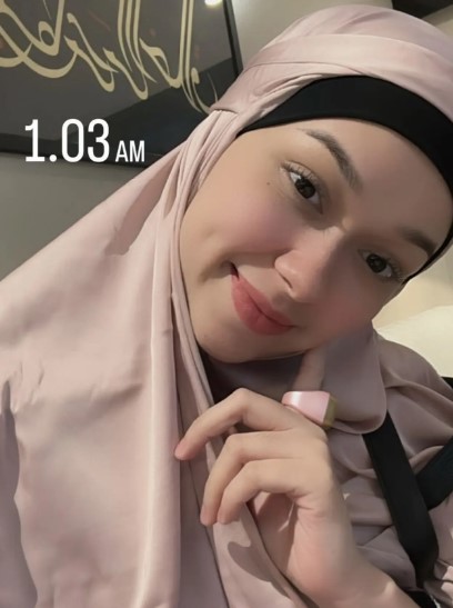 9 Potret penampilan Rebecca Klopper saat jalani umrah, kecantikannya dipuji mirip Dewi Sandra