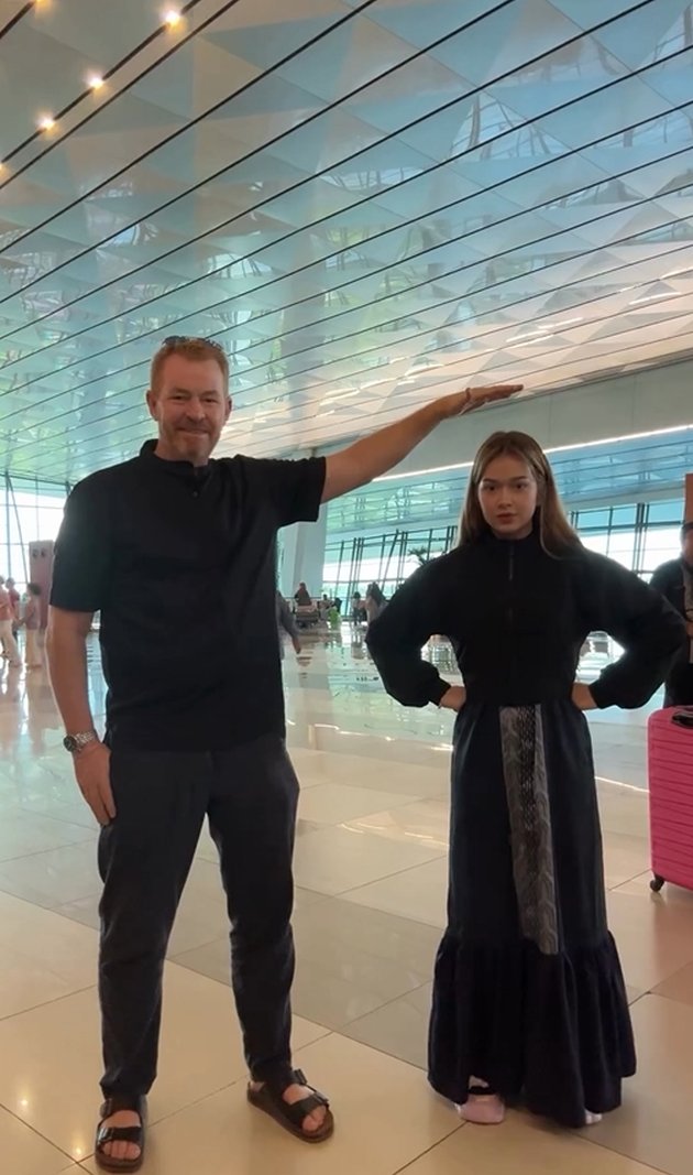 9 Potret penampilan Rebecca Klopper saat jalani umrah, kecantikannya dipuji mirip Dewi Sandra