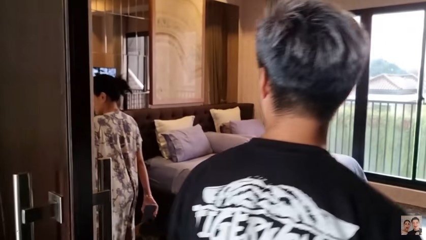 Huni rumah 3 lantai fasilitas bak hotel, 9 potret kamar Nikita Mirzani kasurnya ditaksir Rp 150 juta