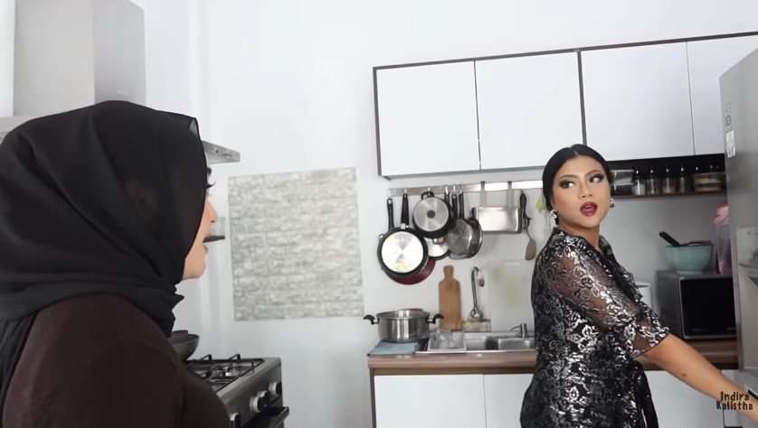 Jadi bos skincare tempati rumah megah bak vila, 9 potret dapur Hanum Mega mungil biasa untuk ngonten