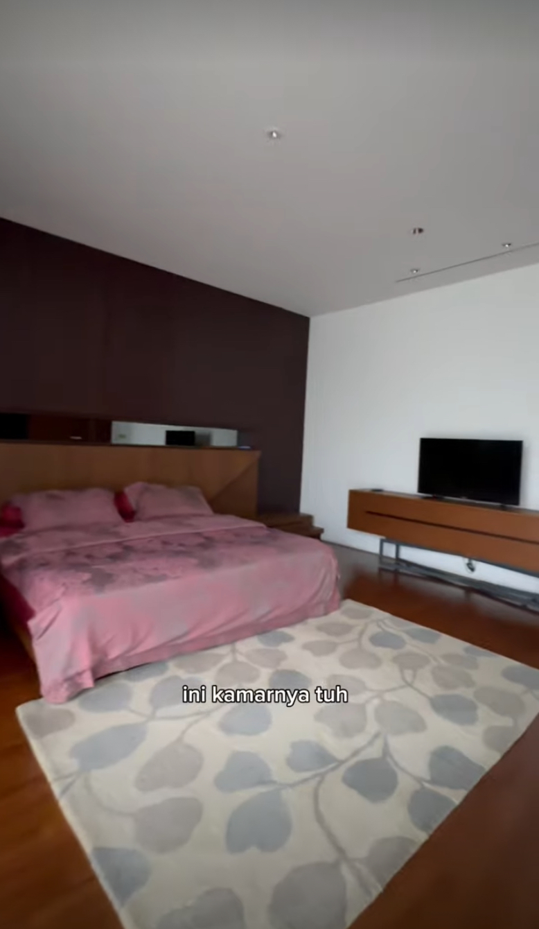 Punya 2 rumah mewah di umur 27 tahun, 9 potret kamar bos skincare Valencia Nathania ada living room