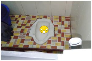 Bukan ditaburi baking soda, ini trik cepat hilangkan bau pesing di kamar mandi pakai 1 bahan dapur