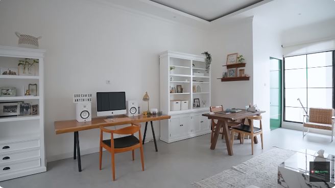 Renovasi hunian ala townhouse New York, 9 potret ruang kerja Rianti Cartwright ada pintu kamuflase