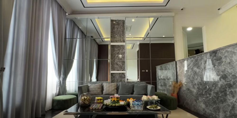 11 Potret rumah mewah bos skincare Makassar, area lantai 3 dilengkapi lapangan futsal