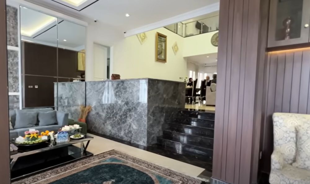 11 Potret rumah mewah bos skincare Makassar, area lantai 3 dilengkapi lapangan futsal