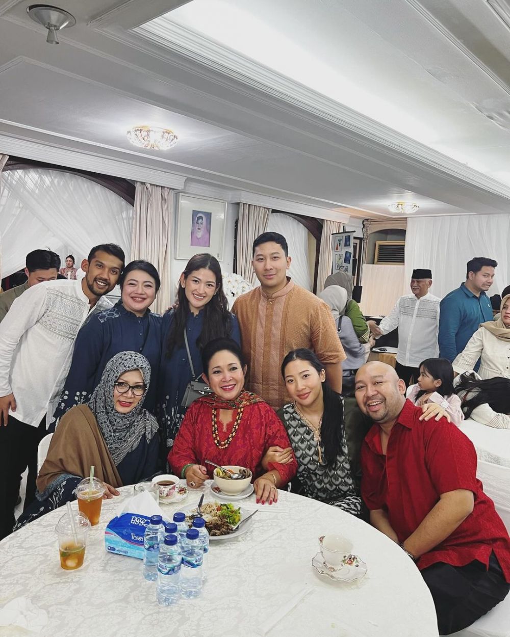 9 Potret Keluarga Cendana rayakan lebaran bersama, tak ada Mayangsari tapi Tata Cahyani hadir