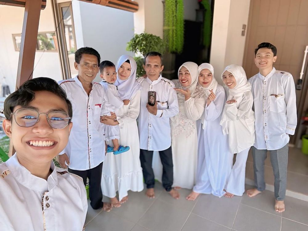 Dulu tempati rumah panggung, 11 potret hunian baru 2 lantai milik Eby Rizta DA di perumahan elit