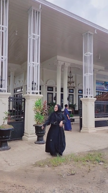 TKW asal Madura kena pajak Rp 360 juta gegara bawa emas ini punya rumah ala sultan, intip 9 potretnya