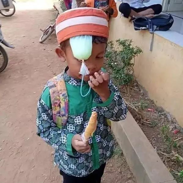 Efek terlalu ngide, 11 potret kocak saat menikmati minuman ini caranya absurd bikin nggak habis pikir