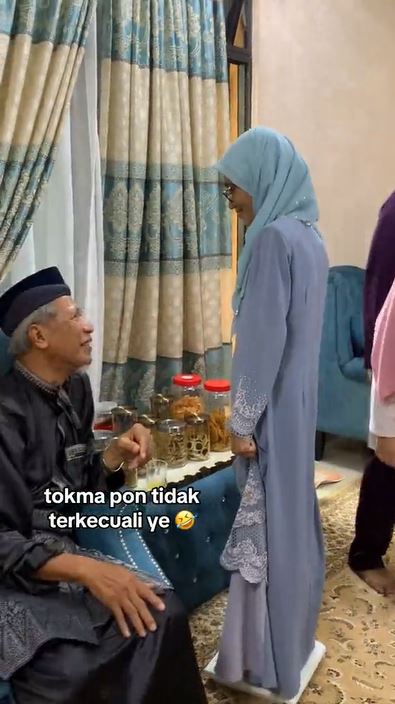 Bikin nggak kepikiran, begini cara kakek bagikan THR ke cucu-cucunya yang bikin iri warganet